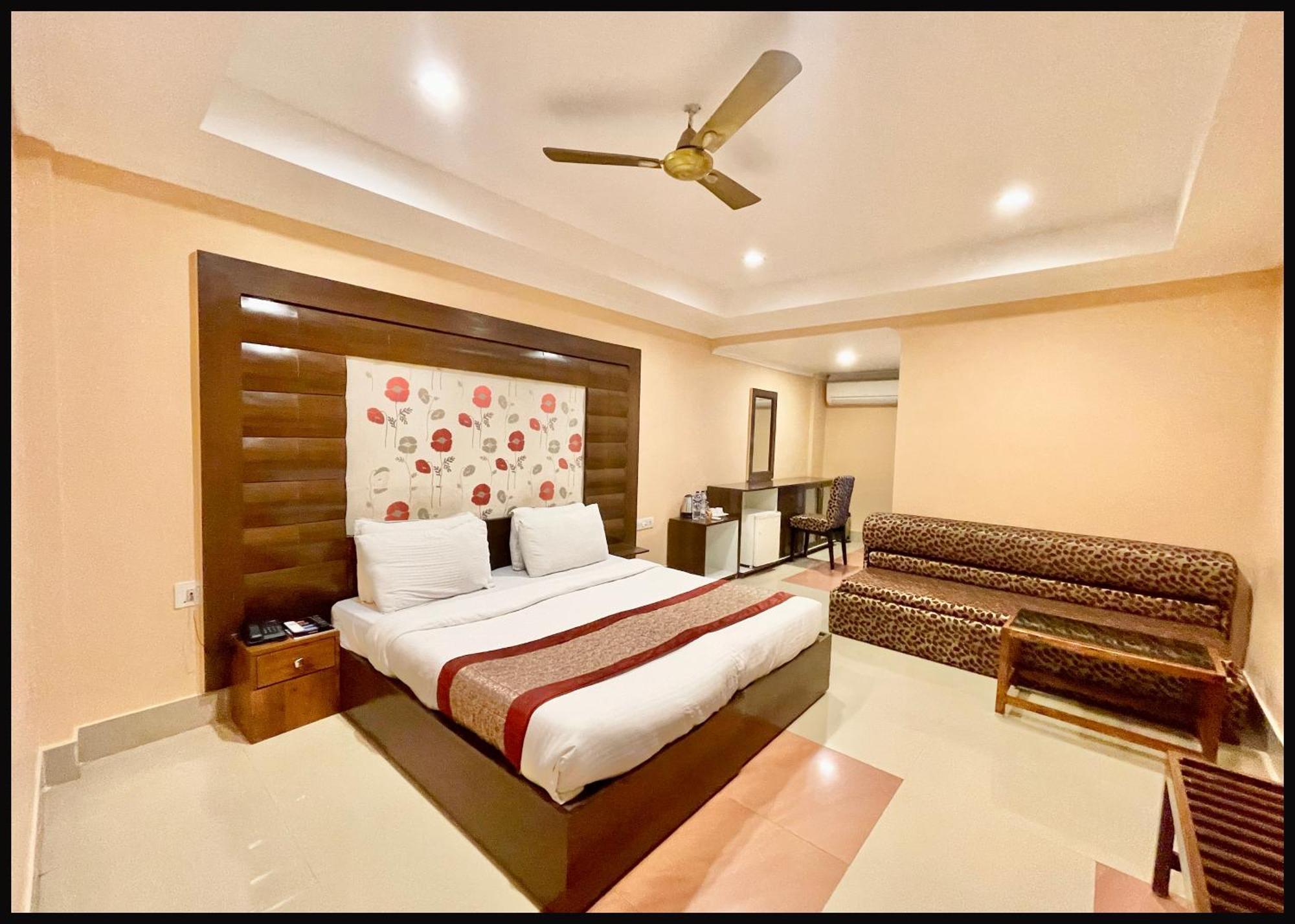 Swimming Pool, Garden And Private Sea Vi, Puri, Fully Air Conditioned And Breakfast, Wifi & Restaurant And Parking - In Hotel Puri