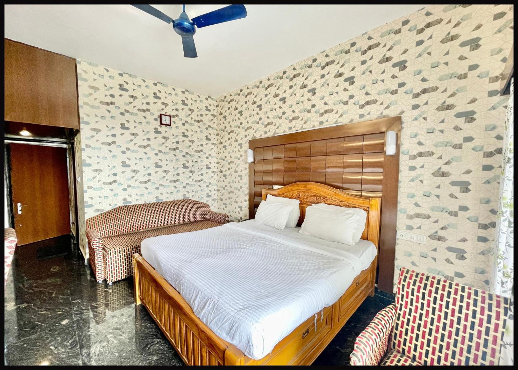 Swimming Pool, Garden And Private Sea Vi, Puri, Fully Air Conditioned And Breakfast, Wifi & Restaurant And Parking - In 4* Puri