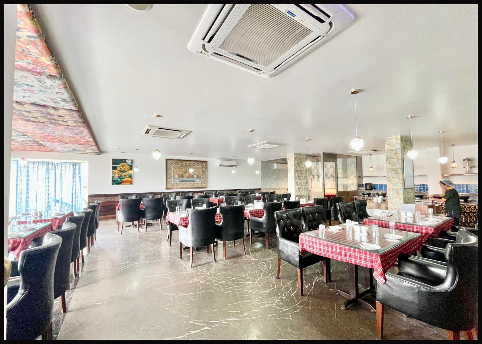 Hotel Swimming Pool, Garden And Private Sea Vi, Puri, Fully Air Conditioned And Breakfast, Wifi & Restaurant And Parking - In 4*