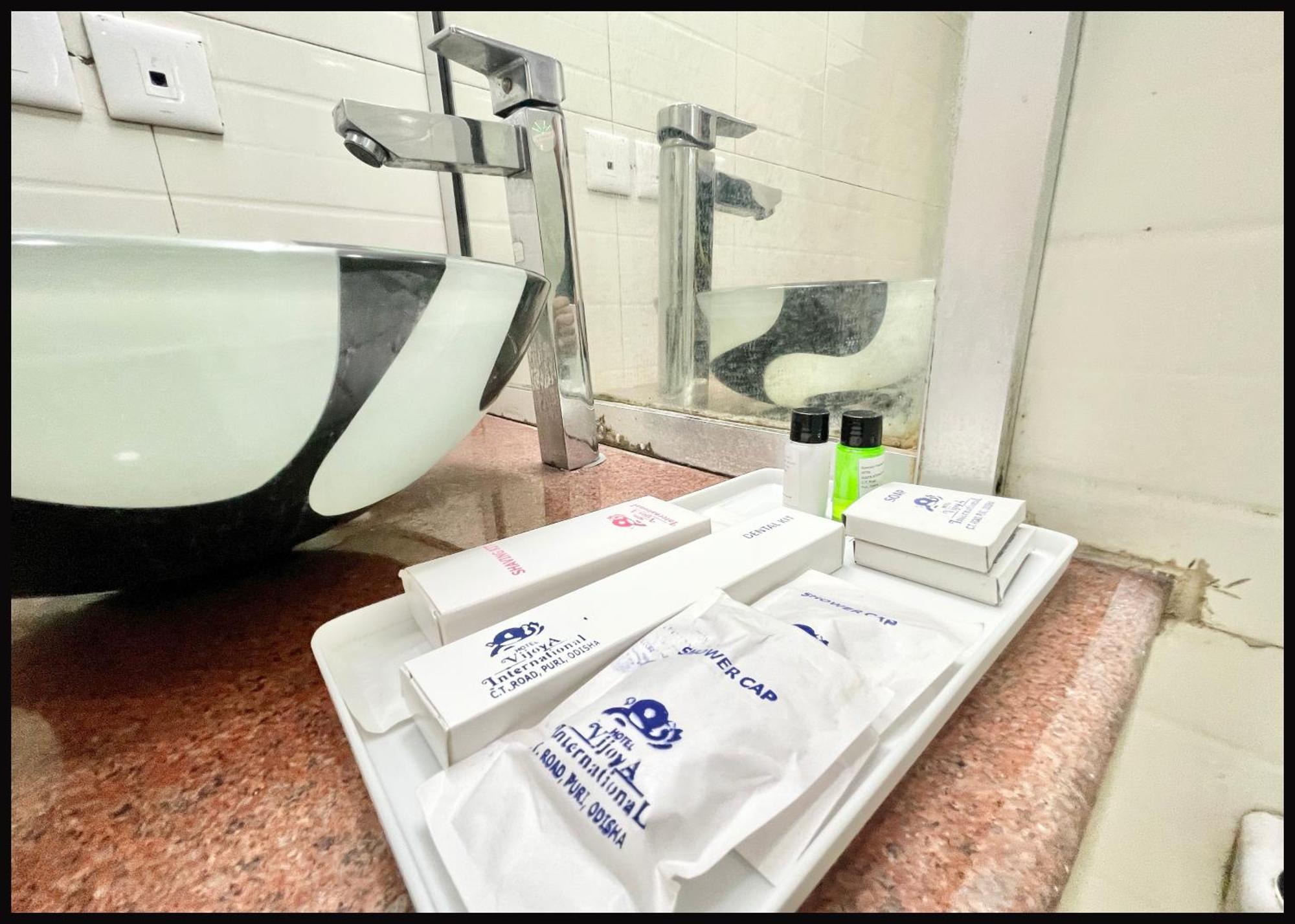 Hotel Swimming Pool, Garden And Private Sea Vi, Puri, Fully Air Conditioned And Breakfast, Wifi & Restaurant And Parking - In