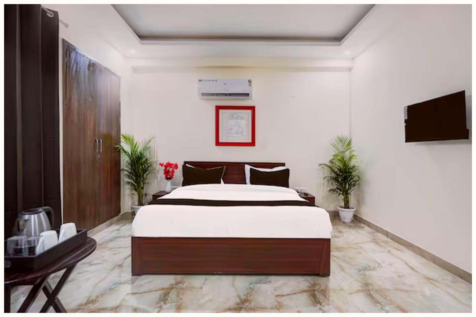 Swimming Pool, Garden And Private Sea Vi, Puri, Fully Air Conditioned And Breakfast, Wifi & Restaurant And Parking - In Hotel 4*