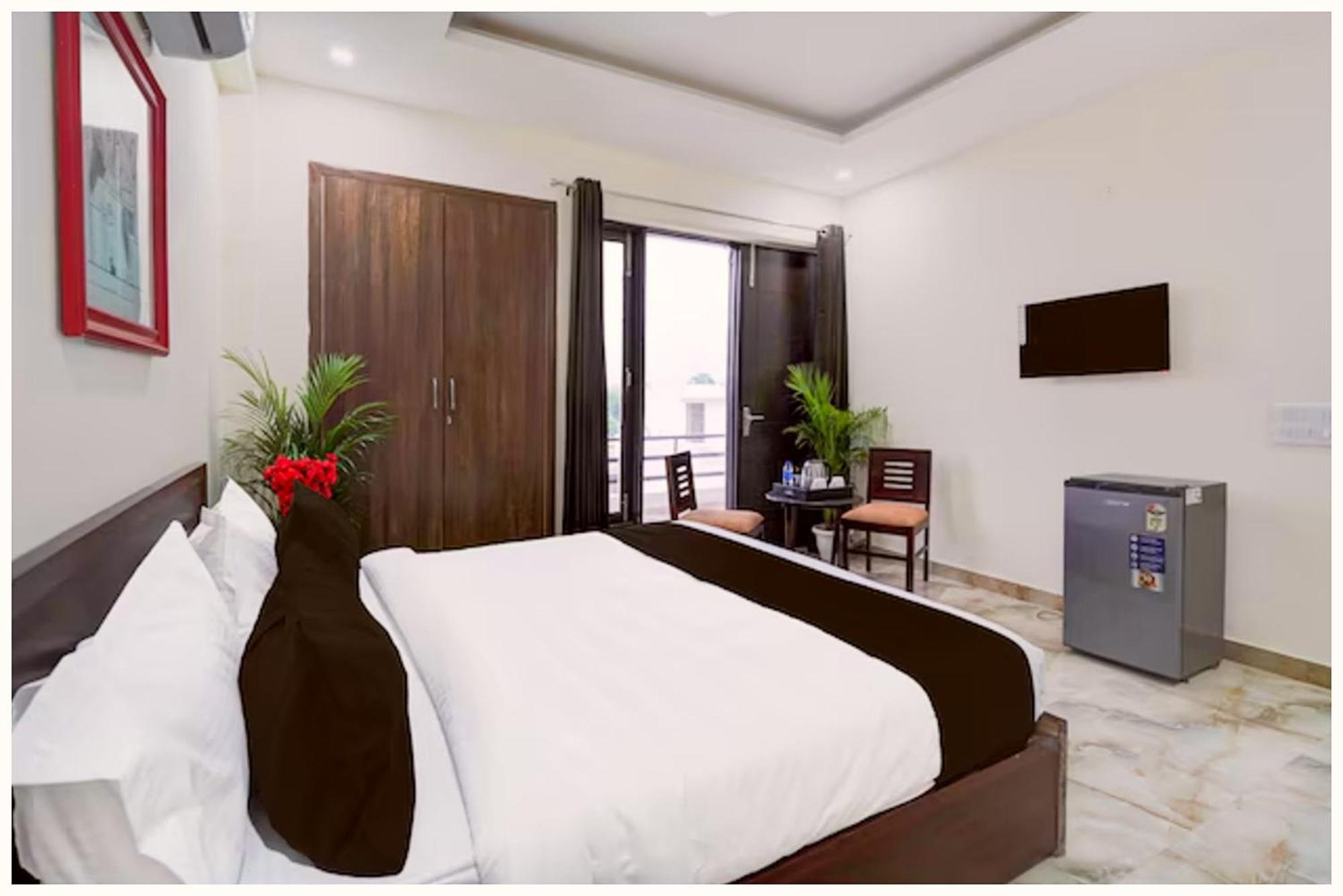 Hotel Swimming Pool, Garden And Private Sea Vi, Puri, Fully Air Conditioned And Breakfast, Wifi & Restaurant And Parking - In 4*